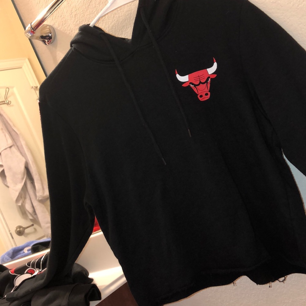 A Chicago bulls crop top sweater